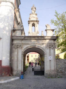 Тріумфальна арка біля костелу