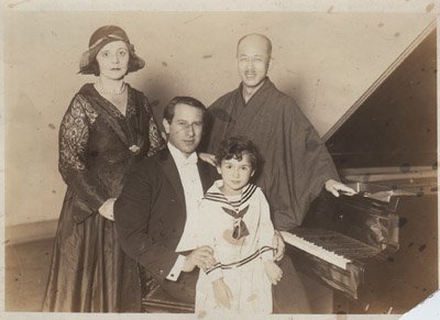 Лео Сирота з дружиною Августиною, донькою Беатою та японським композитором Косаку Ямада, 1928 рік